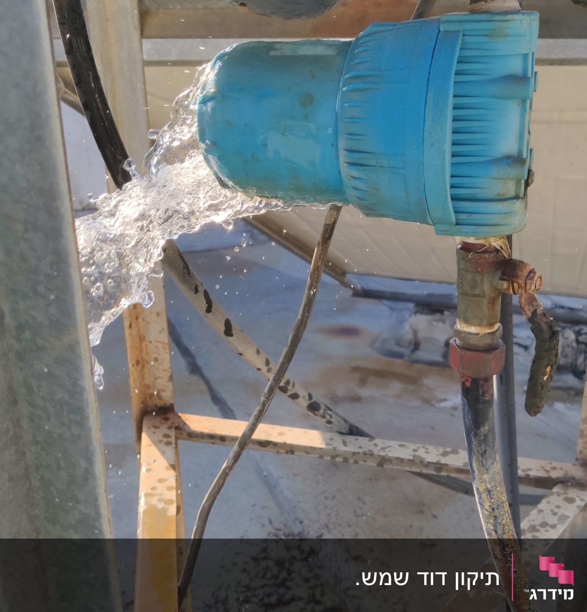 זרימת מים מצינור כחול במערכת סולארית